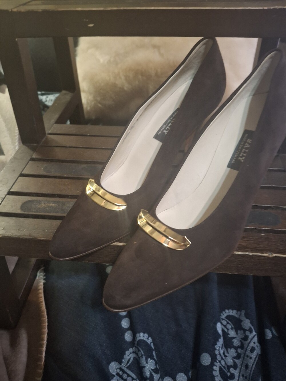 Ladies Suede Pumps